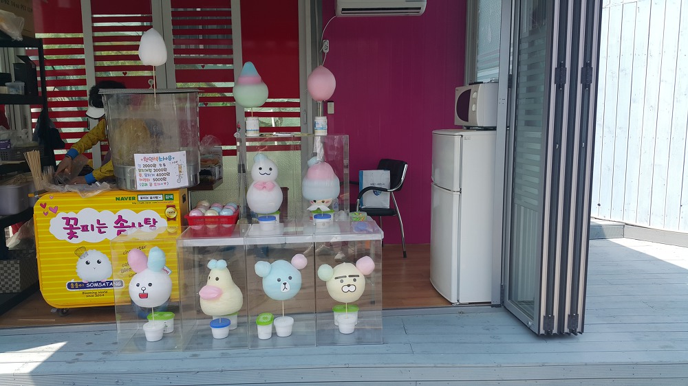 <부산의 '산토리니'라는 "감천문화마을"> 건물 구경보다는 상점 구경하는 재미가 있네요. 작업 사진 11