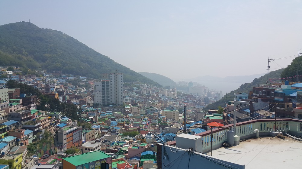 <부산의 '산토리니'라는 "감천문화마을"> 건물 구경보다는 상점 구경하는 재미가 있네요. 작업 사진 13