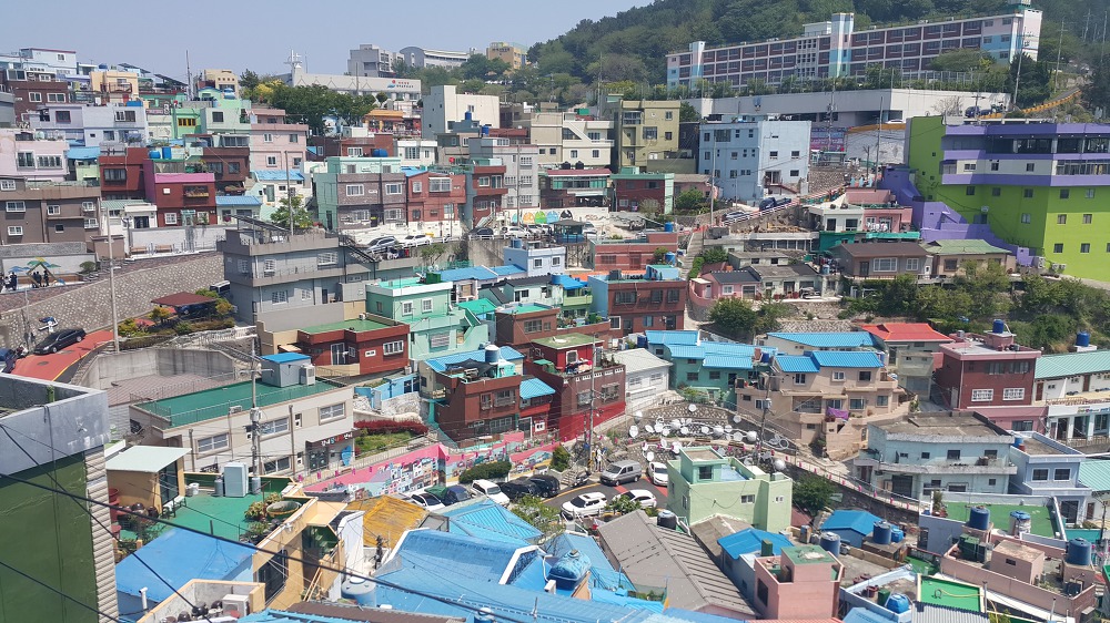 <부산의 '산토리니'라는 "감천문화마을"> 건물 구경보다는 상점 구경하는 재미가 있네요. 작업 사진 14