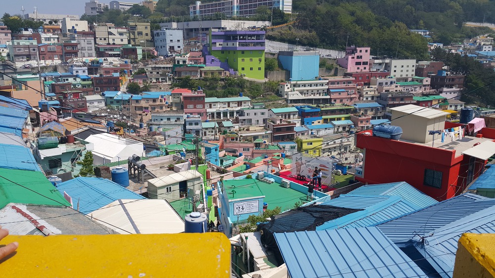 <부산의 '산토리니'라는 "감천문화마을"> 건물 구경보다는 상점 구경하는 재미가 있네요. 작업 사진 15