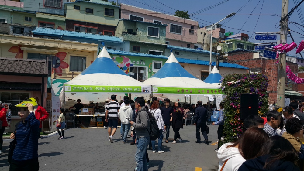 <부산의 '산토리니'라는 "감천문화마을"> 건물 구경보다는 상점 구경하는 재미가 있네요. 작업 사진 16