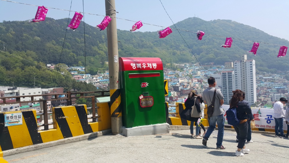 <부산의 '산토리니'라는 "감천문화마을"> 건물 구경보다는 상점 구경하는 재미가 있네요. 작업 사진 17