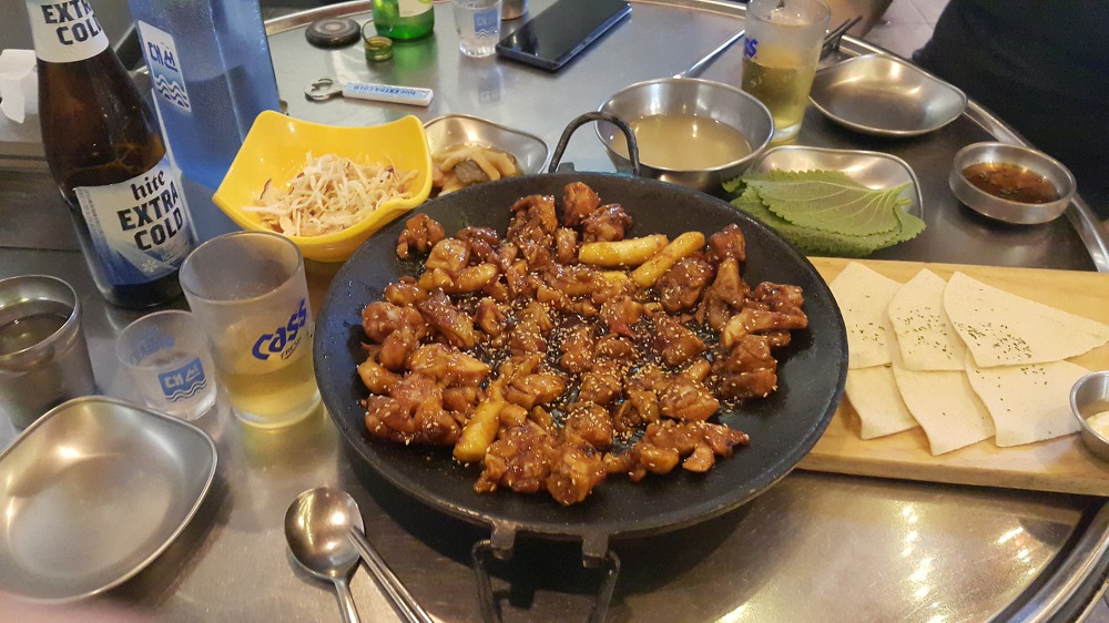 <부산대학교 대학로 술집 \"윤스식당\"> 숯불닭갈비와 우동사리 조합은 맛이 괜찮네요. 작업 사진 3