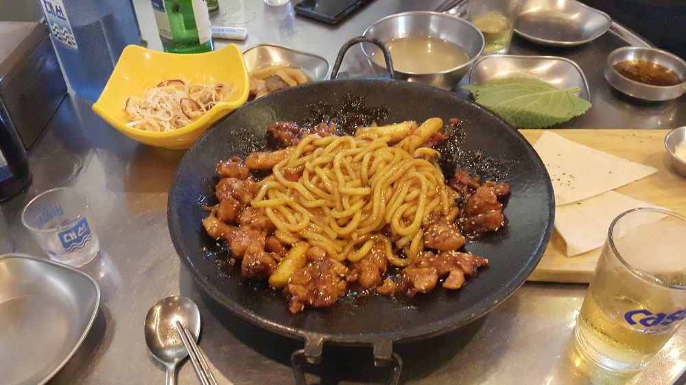 <부산대학교 대학로 술집 \"윤스식당\"> 숯불닭갈비와 우동사리 조합은 맛이 괜찮네요. 작업 사진 4