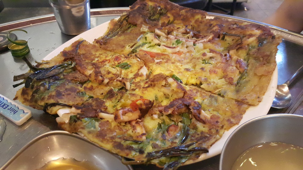 <부산대학교 대학로 술집 \"윤스식당\"> 숯불닭갈비와 우동사리 조합은 맛이 괜찮네요. 작업 사진 5