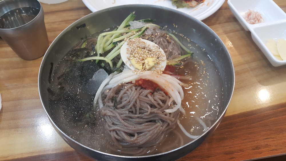 <부산 동래구 사직동 \"소문난춘천막국수\"> 맛이 자극적이지 않고 깔끔해서 괜찮았던 물막국수 작업 사진 8