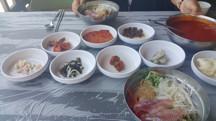 <울릉도 물회맛집 \"신비섬횟집\"> 인근 바다에서 잡은 싱싱한 생선으로 만든 물회 작업 사진 5
