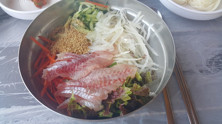 <울릉도 물회맛집 \"신비섬횟집\"> 인근 바다에서 잡은 싱싱한 생선으로 만든 물회 작업 사진 6