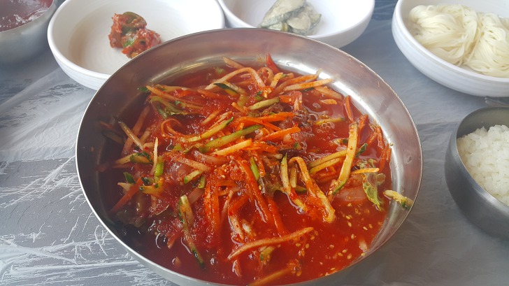 <울릉도 물회맛집 \"신비섬횟집\"> 인근 바다에서 잡은 싱싱한 생선으로 만든 물회 작업 사진 8