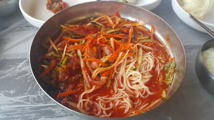 <울릉도 물회맛집 \"신비섬횟집\"> 인근 바다에서 잡은 싱싱한 생선으로 만든 물회 작업 사진 9