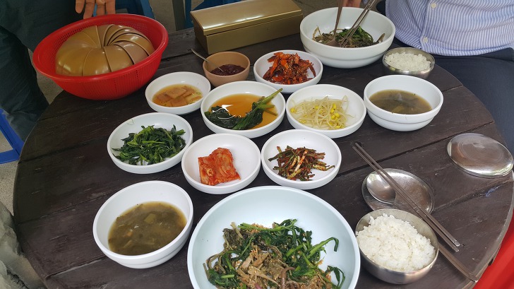 <울릉도 나리분지 \"야영장식당\"> 산채비빔밥 전문점. 산채나물이 부드럽고 맛있었습니다. 작업 사진 5