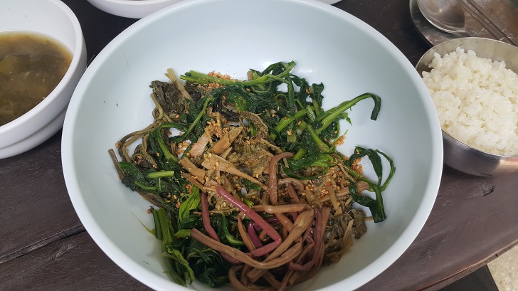 <울릉도 나리분지 \"야영장식당\"> 산채비빔밥 전문점. 산채나물이 부드럽고 맛있었습니다. 작업 사진 6