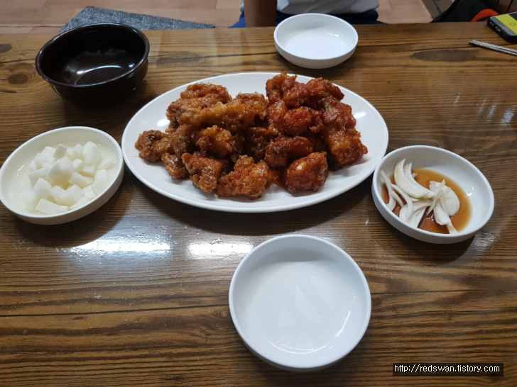 <대구 중구 \"일미숯불치킨\"> 마늘 향이 강한 양념치킨 작업 사진 3