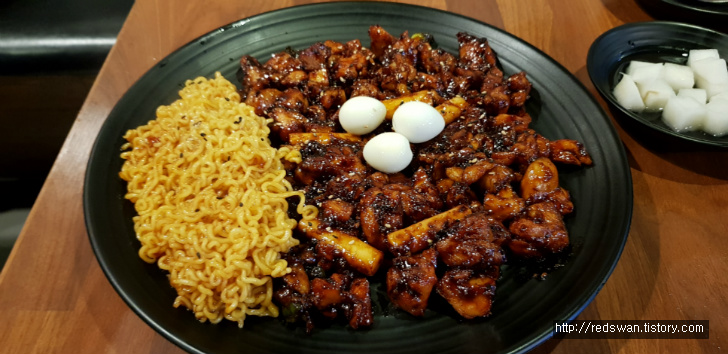 칠곡3지구 꼬꼬아찌숯불치킨칠곡점. 숯불치킨 달달 매콤하니 맛있네요. 작업 사진 5