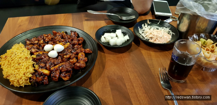 칠곡3지구 꼬꼬아찌숯불치킨칠곡점. 숯불치킨 달달 매콤하니 맛있네요. 작업 사진 4