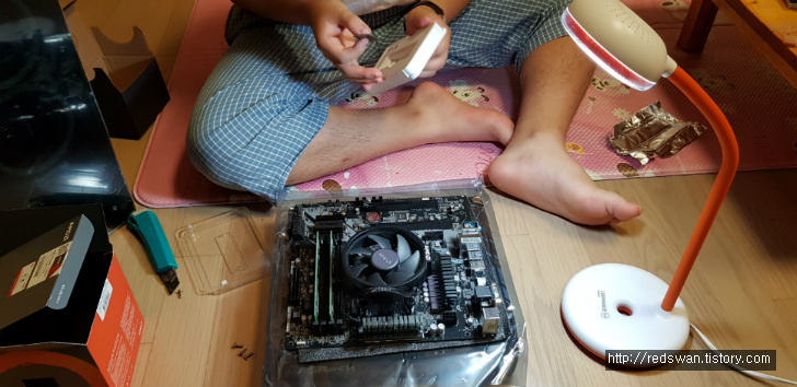 집에서 컴퓨터 조립하기. 라이젠2600 램8기가 지포스GTX1060 970EVO 작업 사진 6