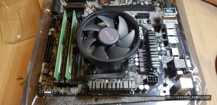 집에서 컴퓨터 조립하기. 라이젠2600 램8기가 지포스GTX1060 970EVO 작업 사진 5