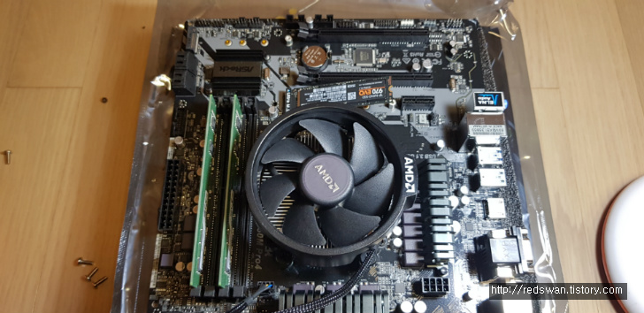 집에서 컴퓨터 조립하기. 라이젠2600 램8기가 지포스GTX1060 970EVO 작업 사진 7