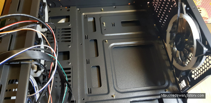 집에서 컴퓨터 조립하기. 라이젠2600 램8기가 지포스GTX1060 970EVO 작업 사진 9