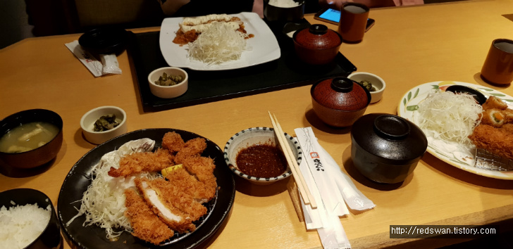 별점 3.5/5점. 오사카에서 자주 볼 수 있는 간코 돈카츠에서 점심식사. 작업 사진 10