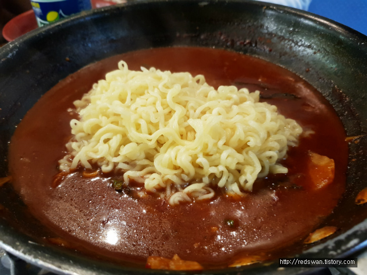 별점 5/5점. 앞산옛날통닭. 통닭도 물냉면도 닭떡볶이도 맛납니다. 작업 사진 9
