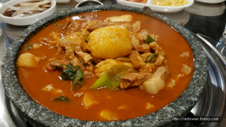 별점3/5점. 대봉동 술집 술돼지. 오래 끓이면 맛있는 돼지짜박이. 작업 사진 6