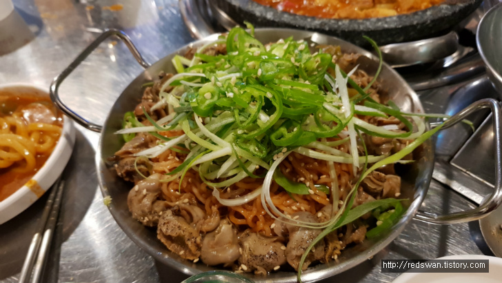 별점3/5점. 대봉동 술집 술돼지. 오래 끓이면 맛있는 돼지짜박이. 작업 사진 3