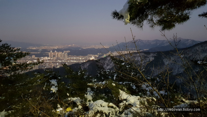 간만에 내린 눈을 밟으며 앞산 전망대 오르기. 작업 사진 3