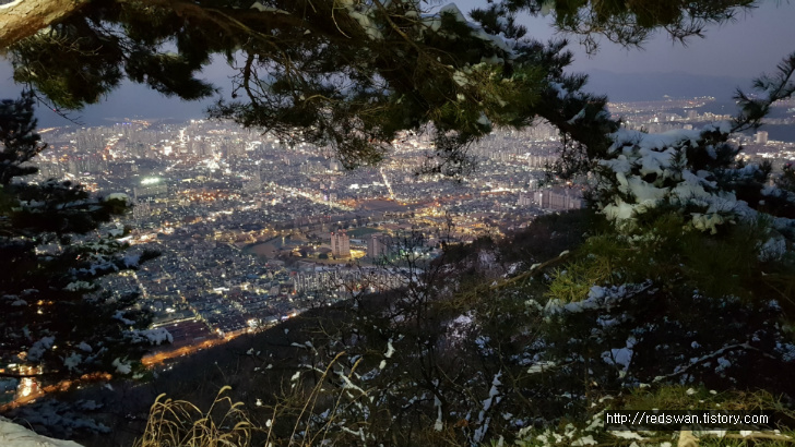 간만에 내린 눈을 밟으며 앞산 전망대 오르기. 작업 사진 5