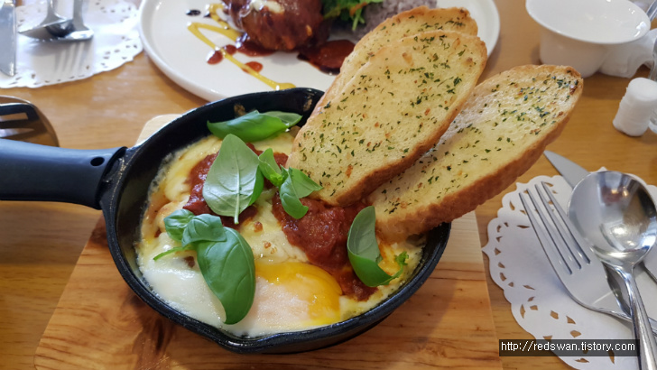 대구 대명동 계명대학교 맛집. 플라잉빵차. 작업 사진 6