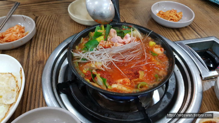대구 시지 김치찜 맛집. 동인동김치찜찌개 시지 직영점. 작업 사진 8