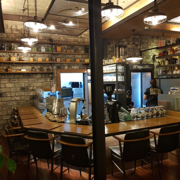 (4점) 대구 수성구 범어동 분위기 좋고 커피가 맛있는 '류커피' 작업 사진 2